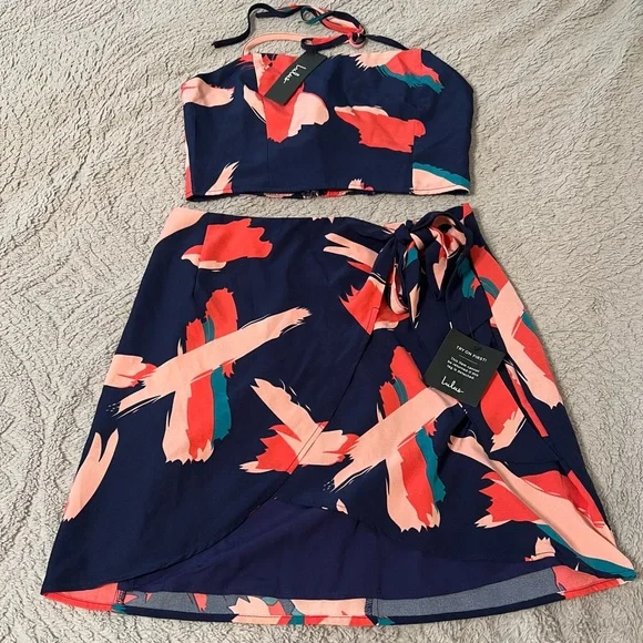 Lulu’s Navy Abstract Print wrap skirt with cropped halter top set. - Picture 2 of 9